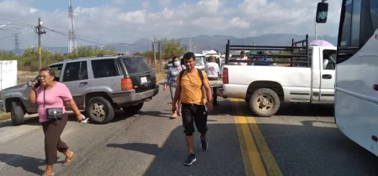 Cierran paso de Oaxaca a Chiapas y Veracruz, es el primer bloqueo del año