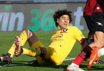 Guillermo Ochoa dió doble atajada en su debut con Salernitana