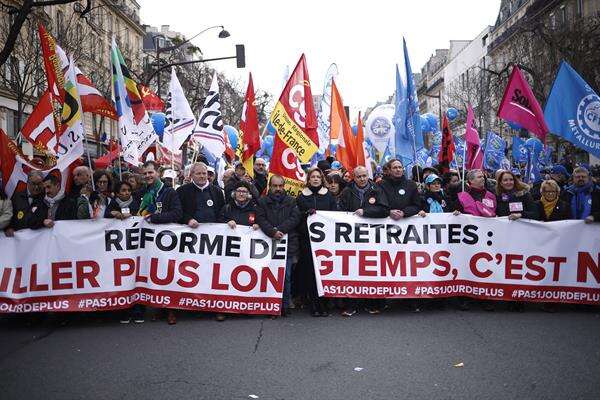 Regresan las protestas a las calles de Francia