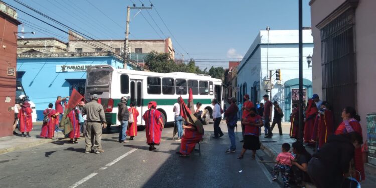 Bloquean en Oaxaca 12 vialidades por el asesinato de 3 triquis