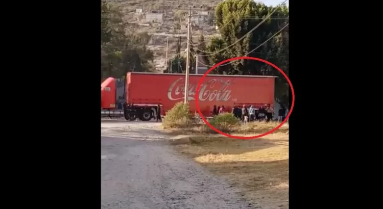 En Oaxaca, presuntos normalistas de Tamazulápam roban mercancía de camiones repartidores