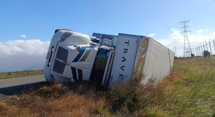 Vuelca octavo tráiler de la temporada en el Istmo de Oaxaca