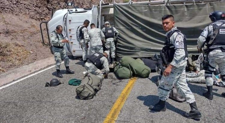 Vuelca vehículo de la Guardia Nacional en carretera del Istmo de Oaxaca