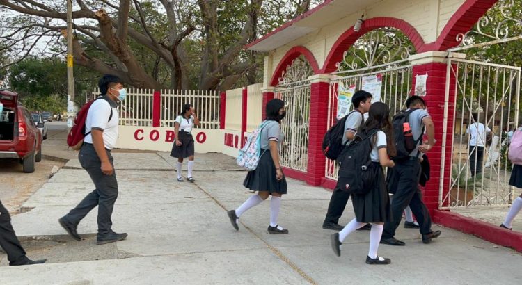 Activan protocolos de seguridad por amenaza de balacera en preparatoria de Oaxaca