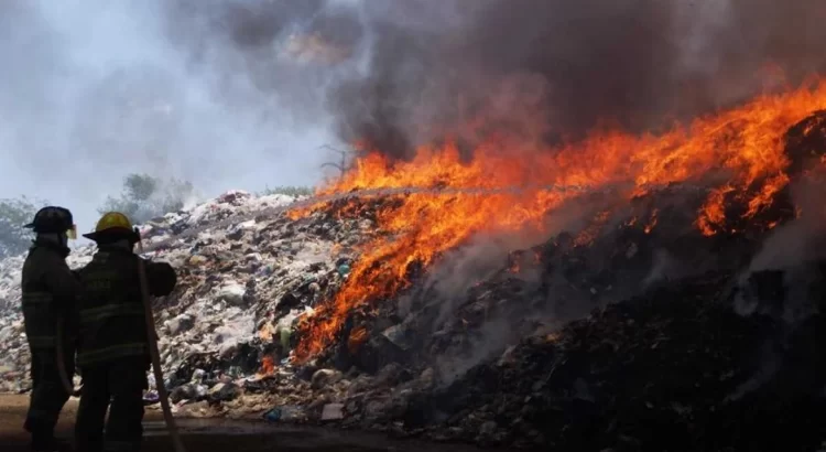 Se incendian toneladas de basura en tiradero clandestino de la ciudad de Oaxaca