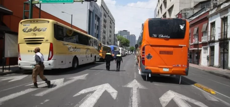 Trasladan a simpatizantes de AMLO en autobuses de la Universidad Autónoma Benito Juárez de Oaxaca