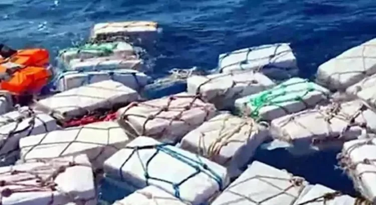 Halla la Policía de Italia 2 toneladas de cocaína flotando en el mar