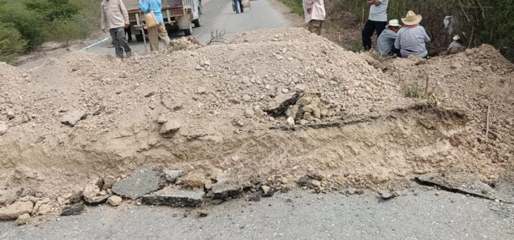 Por disputa de tierras en Oaxaca, campesinos de Chicapa de Castro rompen carretera