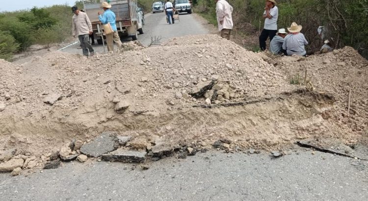 Por disputa de tierras en Oaxaca, campesinos de Chicapa de Castro rompen carretera