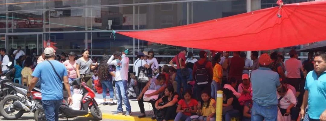 Por falta de acuerdos, profesores de Oaxaca toman terminal de autobuses, caseta de cobro y centro comercial