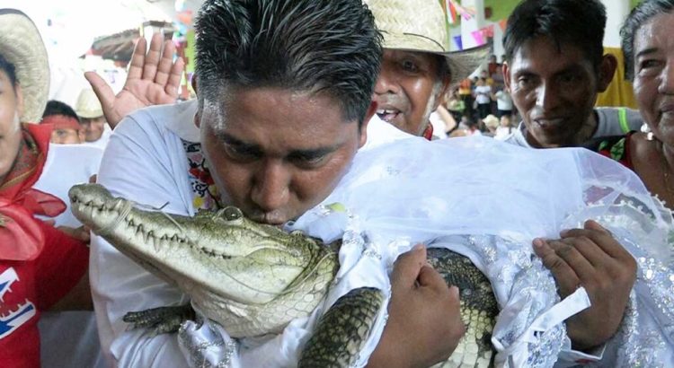 Alcalde de Oaxaca se casa con un caimán como parte de un ritual