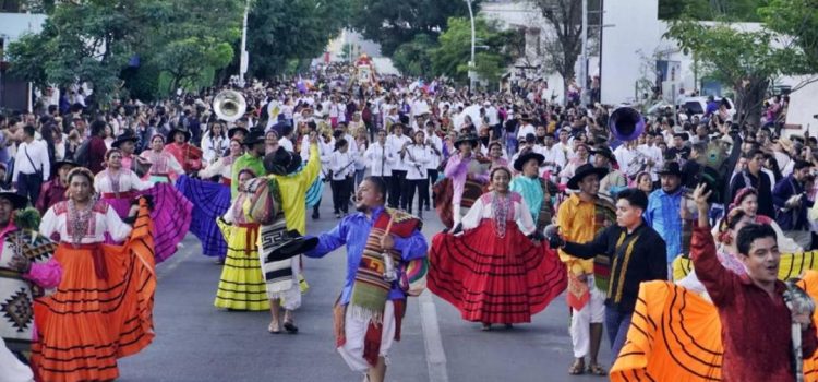 Desfile de la Guelaguetza 2023 en Oaxaca reúne a miles de personas