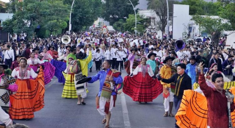 Desfile de la Guelaguetza 2023 en Oaxaca reúne a miles de personas