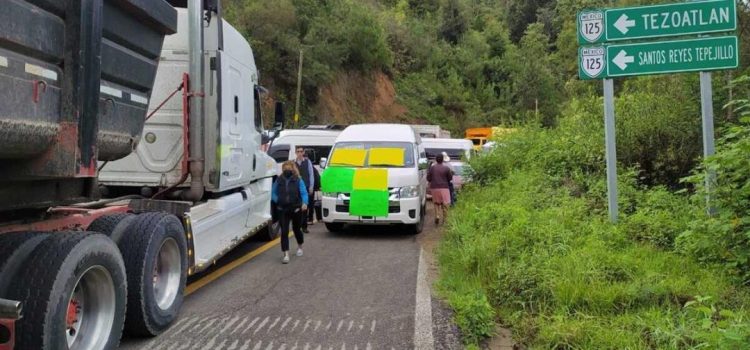 Taxista arrolla a 4 manifestantes en bloqueo en Tlaxiaco; exigen atención del gobierno de Oaxaca