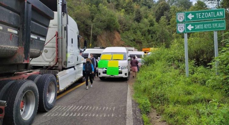 Taxista arrolla a 4 manifestantes en bloqueo en Tlaxiaco; exigen atención del gobierno de Oaxaca