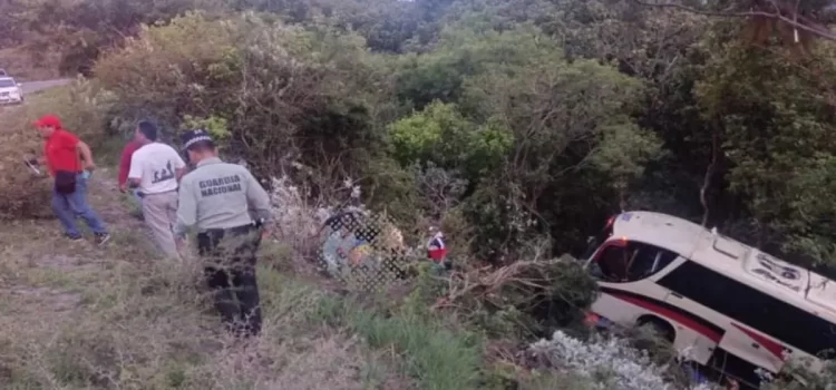 Nueva volcadura de autobús de pasajeros en Oaxaca deja 1 muerto y 28 heridos