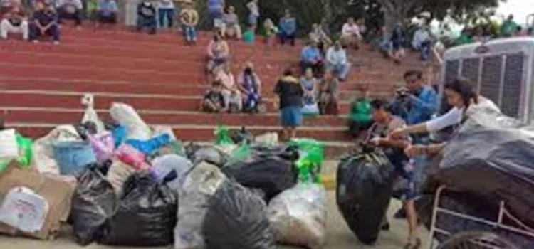 Pobladores arrojan basura frente a la casa del edil de Zaachila, Oaxaca