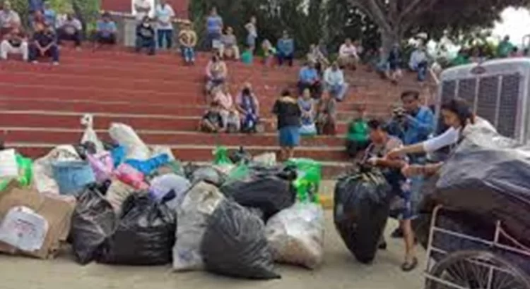 Pobladores arrojan basura frente a la casa del edil de Zaachila, Oaxaca