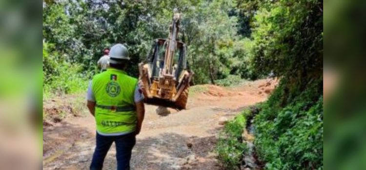 Liberan camino de Atitlán que dejó incomunicadas a comunidades de la Sierra Norte de Oaxaca