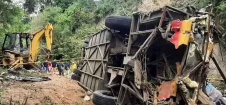 A un mes del accidente que dejó 30 muertos en Oaxaca, no llegan apoyos a víctimas