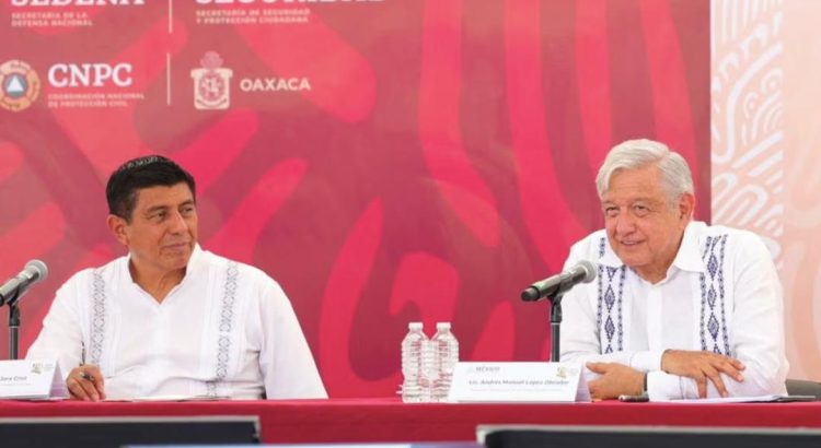 En visita a Huatulco, Oaxaca, AMLO evalúa apoyos a afectados por huracán Agatha