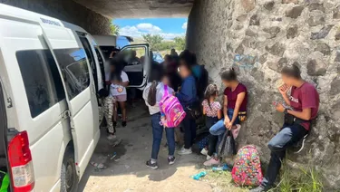 INM detiene caravana de camionetas en la que viajaban 125 migrantes rumbo a Oaxaca