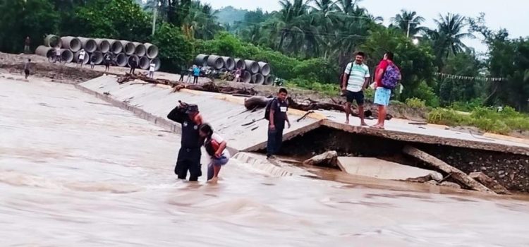 Fuertes lluvias dejan crecida de ríos y daños en puentes de la Sierra Sur y la Costa de Oaxaca