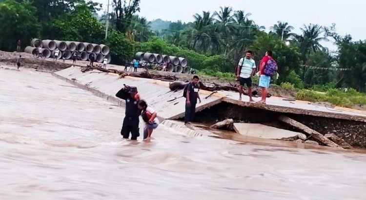 Fuertes lluvias dejan crecida de ríos y daños en puentes de la Sierra Sur y la Costa de Oaxaca