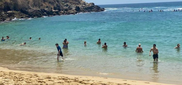 Determina Cofepris que 2 playas de Puerto Escondido no son aptas para uso recreativo