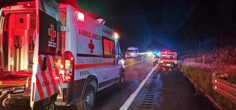 Accidente carretero deja dos fallecidos y más de 10 heridos en la Mixteca de Oaxaca