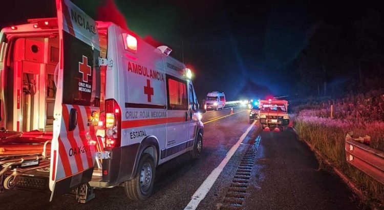 Accidente carretero deja dos fallecidos y más de 10 heridos en la Mixteca de Oaxaca