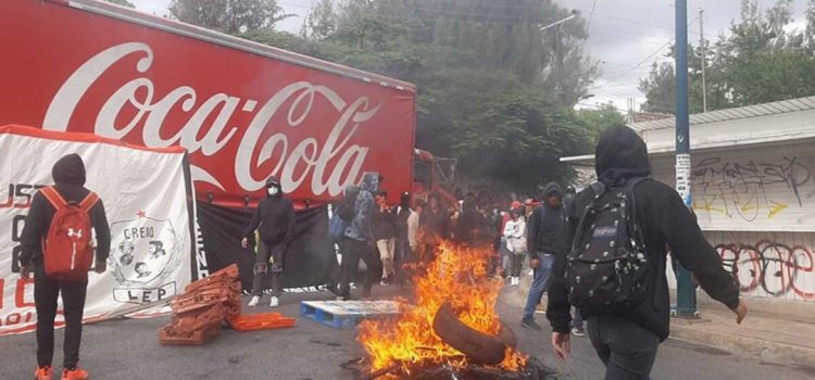 Detienen a 20 normalistas tras movilizaciones y toma de autobuses en Oaxaca