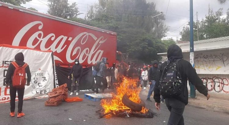 Detienen a 20 normalistas tras movilizaciones y toma de autobuses en Oaxaca
