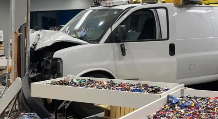 Chocó su camioneta contra tienda de Lego Chocó su camioneta contra tienda de Lego