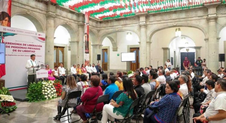 Liberan a 170 hombres y mujeres indígenas en ceremonia de Grito de Independencia en Oaxaca