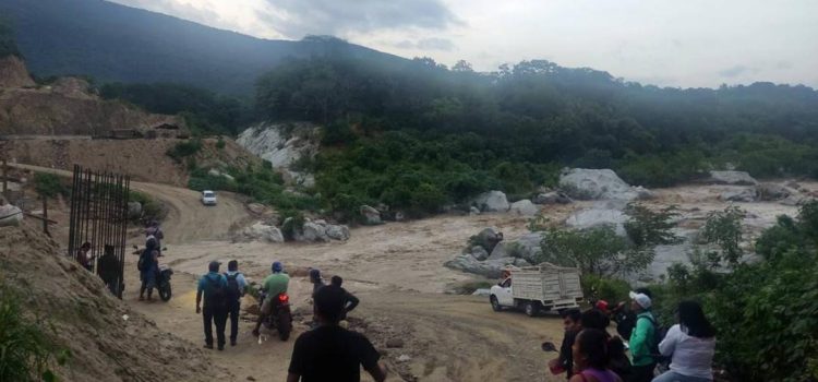 Lluvias dejan daños en puentes de la Costa de Oaxaca y complican paso a Huatulco