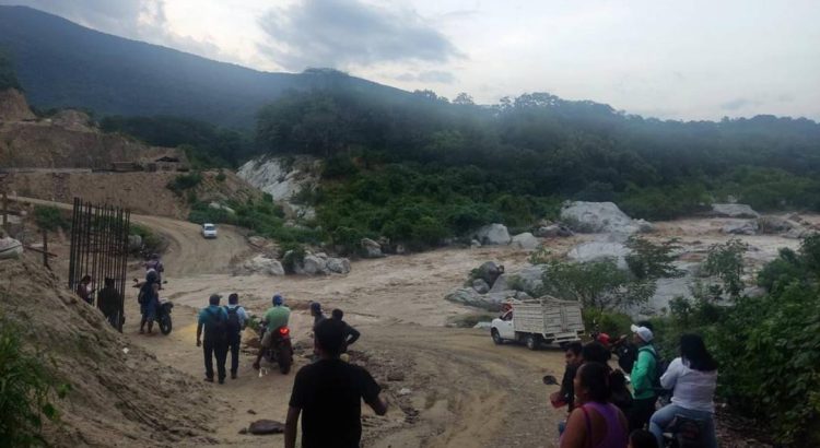 Lluvias dejan daños en puentes de la Costa de Oaxaca y complican paso a Huatulco