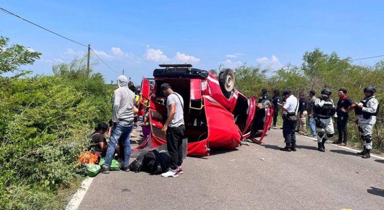 Se accidentan 22 migrantes cubanos al volcar camioneta que los transportaba en el Istmo de Oaxaca