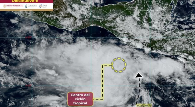 Ante avance de nueva depresión tropical hacia Oaxaca cierran puerto de Salina Cruz