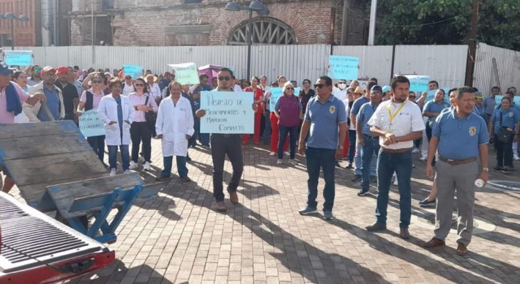 Marchan 400 trabajadores por abandono de hospital de Juchitán