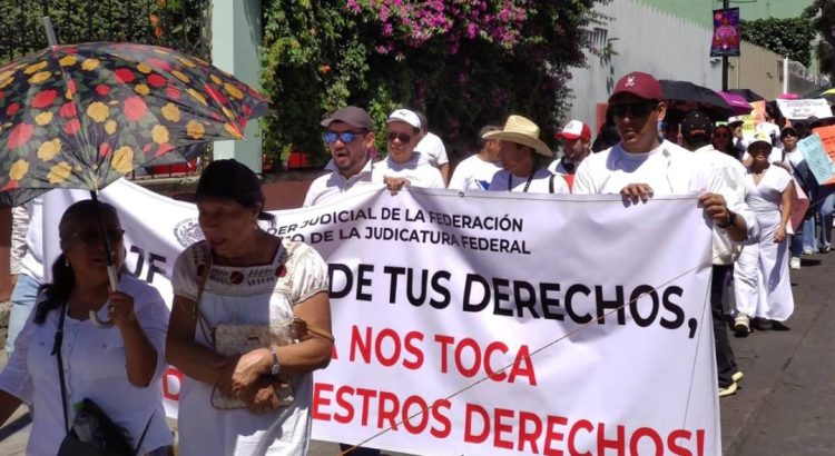 Marchan en Oaxaca trabajadores del Poder Judicial contra la desaparición de fideicomisos