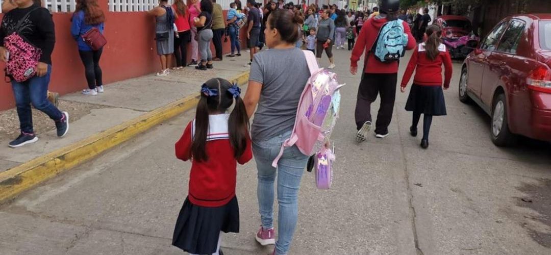 Sedena fabricará uniformes escolares de Oaxaca; textileros exigen diálogo a Jara