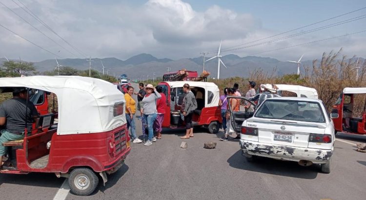 Exigen destitución de profesores de secundaria del Istmo de Oaxaca; acusan amenazas de muerte