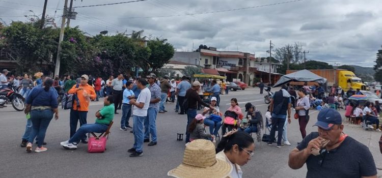 Desquician Oaxaca, maestros de la sección 22 realizan 6 bloqueos carreteros