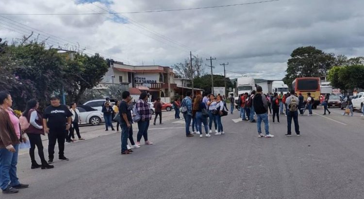 Por segundo día maestros realizan bloqueos; no hay paso a Chiapas, Veracruz ni a la ciudad de Oaxaca