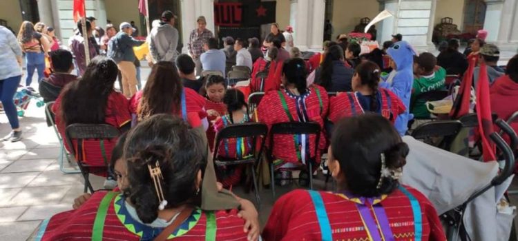 Con plantón en Palacio de Gobierno de Oaxaca, triquis del MULT exigen justicia por asesinatos de militantes
