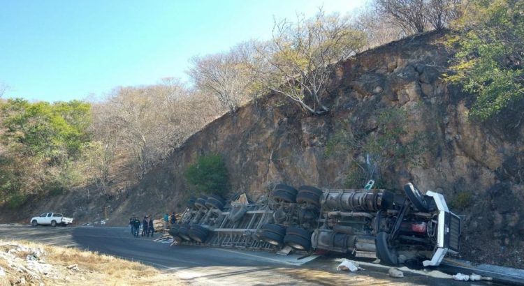 Fallecen tres personas en accidente en la Oaxaca-Tehuantepec; activan protocolo seguridad