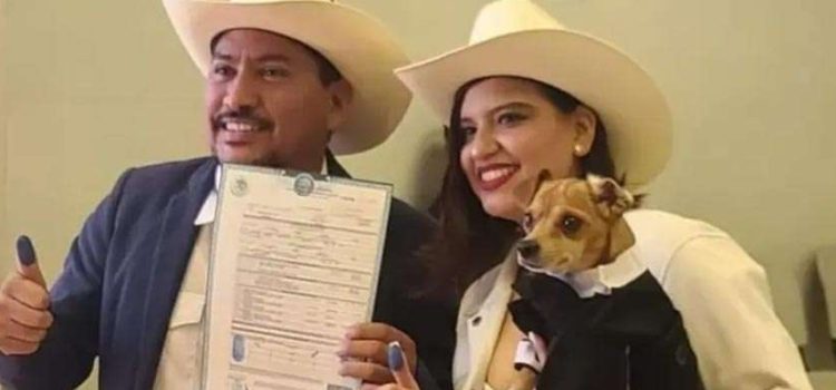 Firma perrito como testigo en la boda de sus “papás”