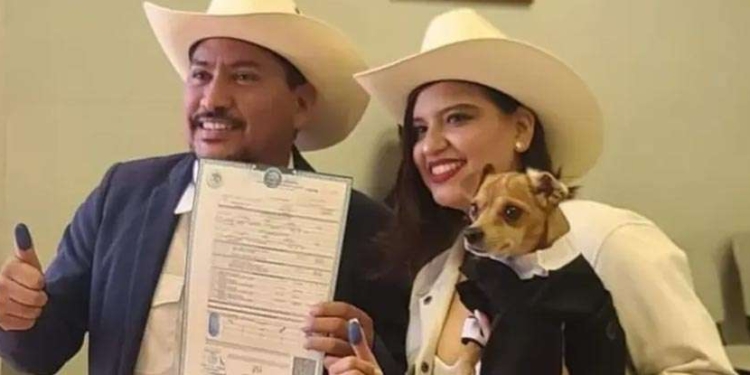 Firma perrito como testigo en la boda de sus “papás”