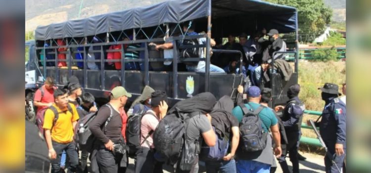 Acusan a AMLO y Jara de infiltrar militares para frenar caravana migrante en Oaxaca